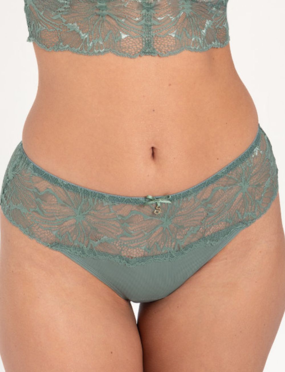 Samanta Mila Thong Sage